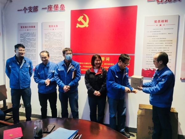 1637202228148221.jpeg 党史知识竞赛-为优胜选手颁奖.jpg