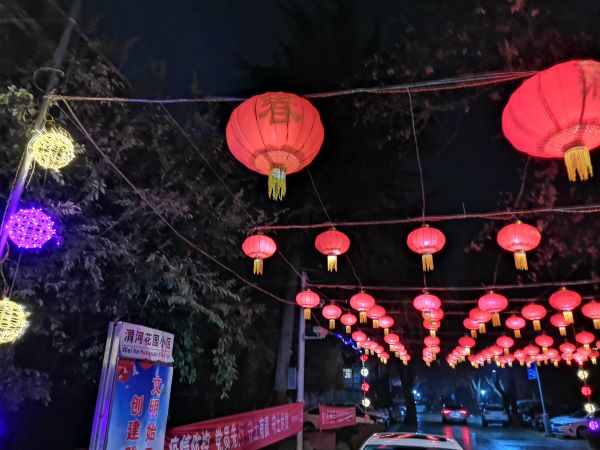 1643441558453708.jpeg 夜晚的小区门口.jpg