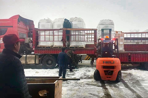 1676445159325025.jpeg 2月12日,物资采供部彬州分部在大雪中卸车,包管物资供应(副图).jpg