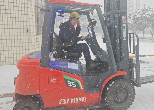 1705903509860245.jpeg 风雪中的叉车司机——郭武松.jpg