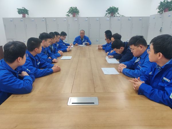 1712103545689446.jpeg 班后会学习宣贯天下两会精神 照片.jpg