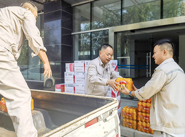 161752653028165185.jpg 2025年运销市场部送清凉1xiao.jpg