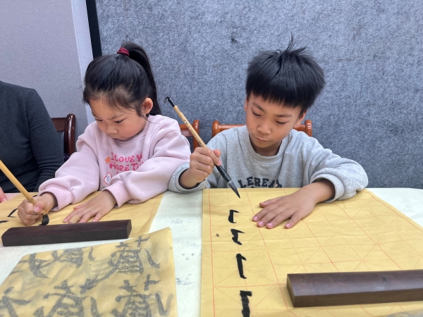 111770791103134608.jpg 职工杨小艺的子女书法训练.jpg