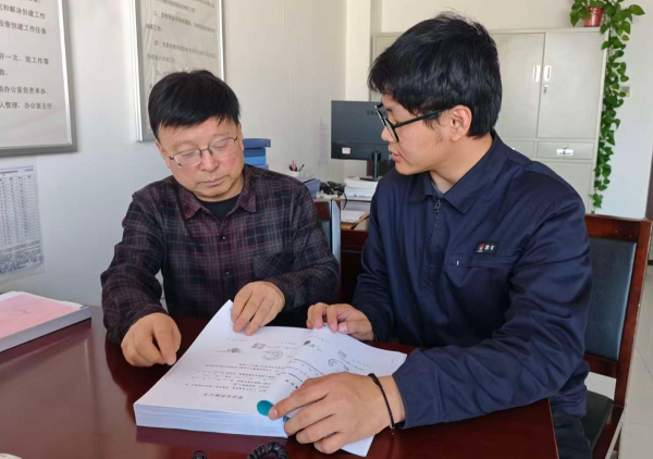 111778458910196662.jpg 4月7日事情职员在彬州市人社局审核资料.jpg